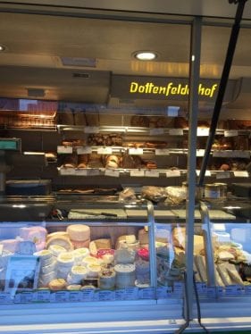 Roteiro de 4 dias em Frankfurt, o coração financeiro da Alemanha 3 Stand de um dos produtores de queijo