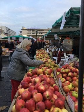 Roteiro de 4 dias em Frankfurt, o coração financeiro da Alemanha 2 Bauernmarkt Konstablerwache, mercado de produtores artesanais em Frankfurt