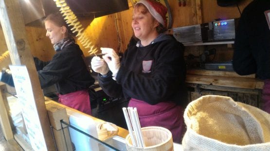 Bratkartoffeln no palito no Mercado de Natal de Heidelberg