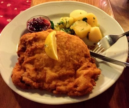 Schnitzel tradicional, servido com batata e limão