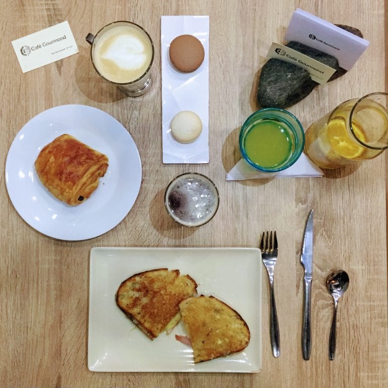 Merienda para 2: café, sanduíche, pain au chocolat, macarrons e cerveja artesanal. Ainda teve a água saborizada cortesia.