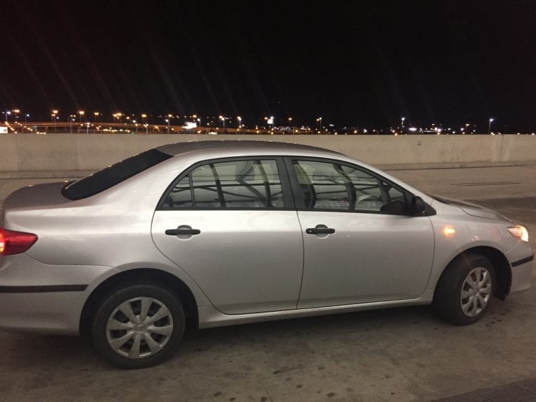 Carro sedan que nos buscou e levou de volta para o aeroporto de Carrasco