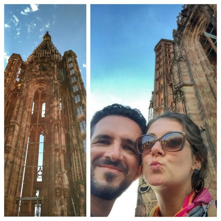 Catedral de Notre Dame de Strasbourg: lá de cima da plataforma sob a torre linda da catedral