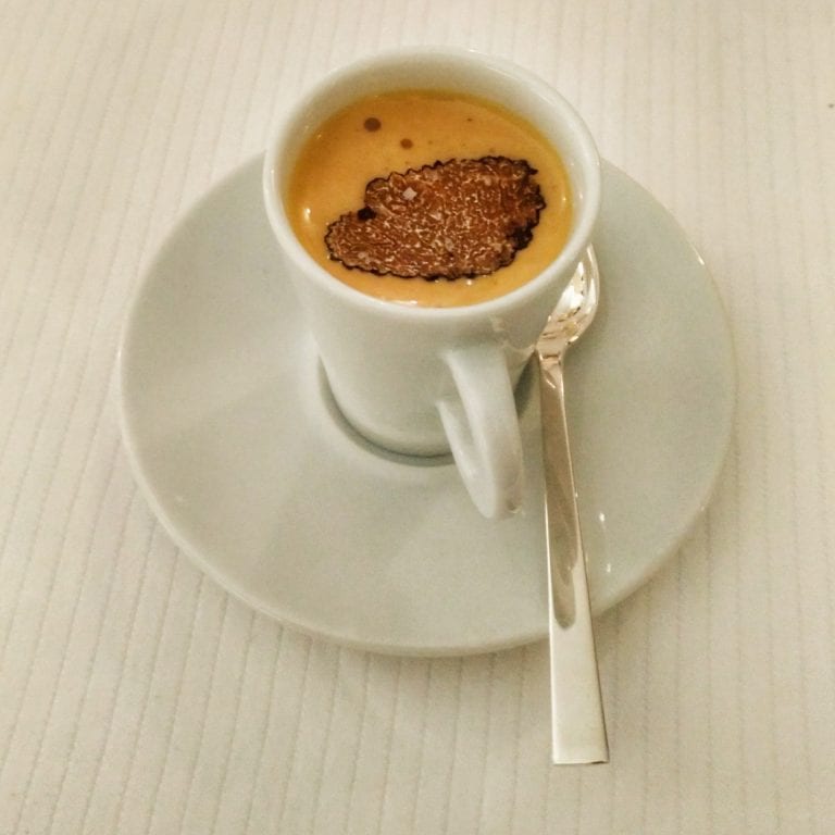 La Casserole: um "cappuccino" que na verdade era um caldo salgado e temperado com trufa