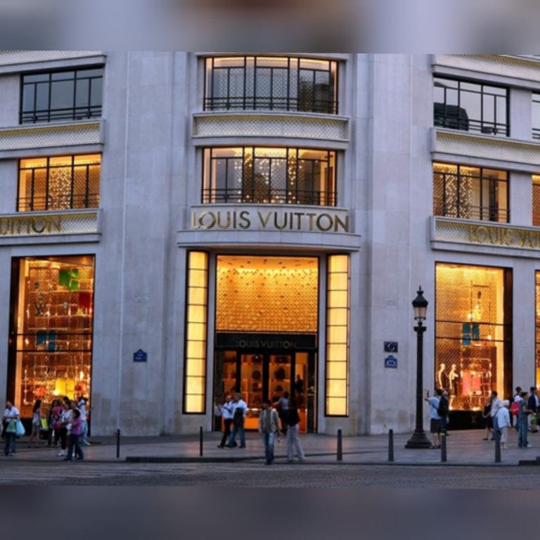 Fachada da loja Louis Vuitton em plena avenida Champs Elysee's em Paris