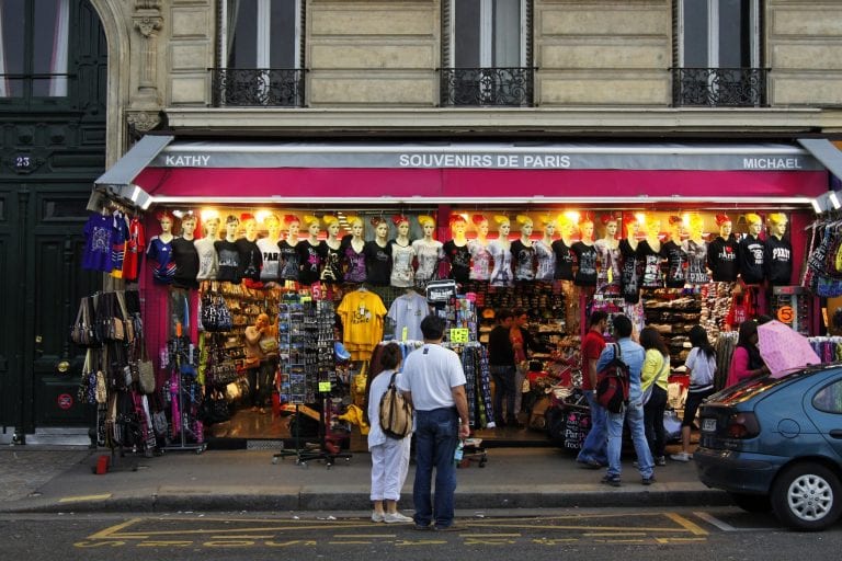 Típica fachada de loja de souvenirs em Paris
