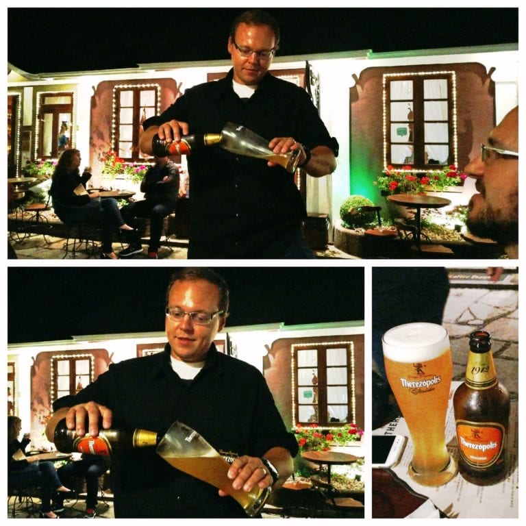 Como é a Vila St. Gallen em Teresópolis, a casa da Cervejaria Terezópolis 13 Vila St. Gallen - Pedro servindo uma Weiss como deve ser