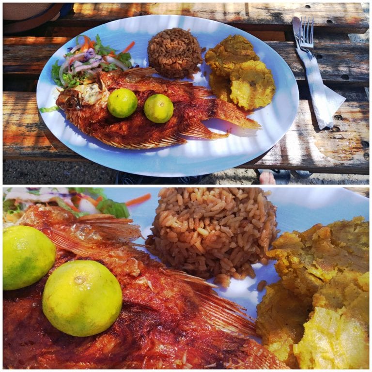Almoço típico de Cartagena: peixe frito com arroz de coco e patacones