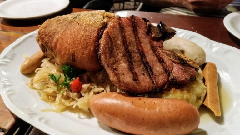 Como é a Vila St. Gallen em Teresópolis, a casa da Cervejaria Terezópolis 12 Combinado alemão com variedades de carnes e acompanhamentos ao estilo alemão