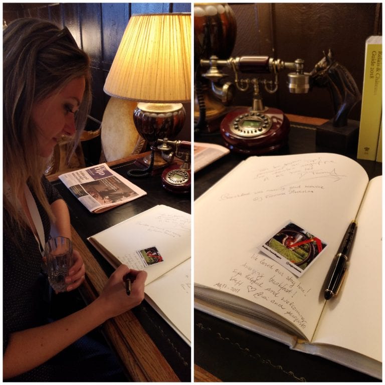 Assinando o livro do hotel com os nossos agradecimentos e o cartão do Viajar é Demais. Quem achar manda foto pra gente! :)