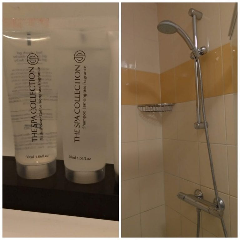 Banheiro e amenities do hotel