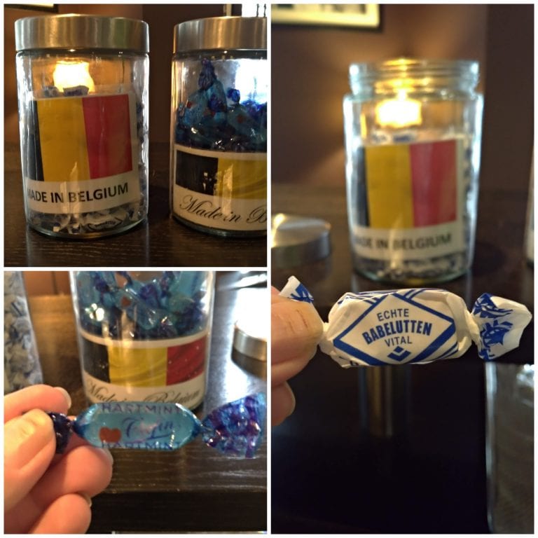 Onde ficar em Bruxelas: hospede-se com qualidade e preço justo no Martin's Brussels Hotel 5 Balinhas belgas na recepção.