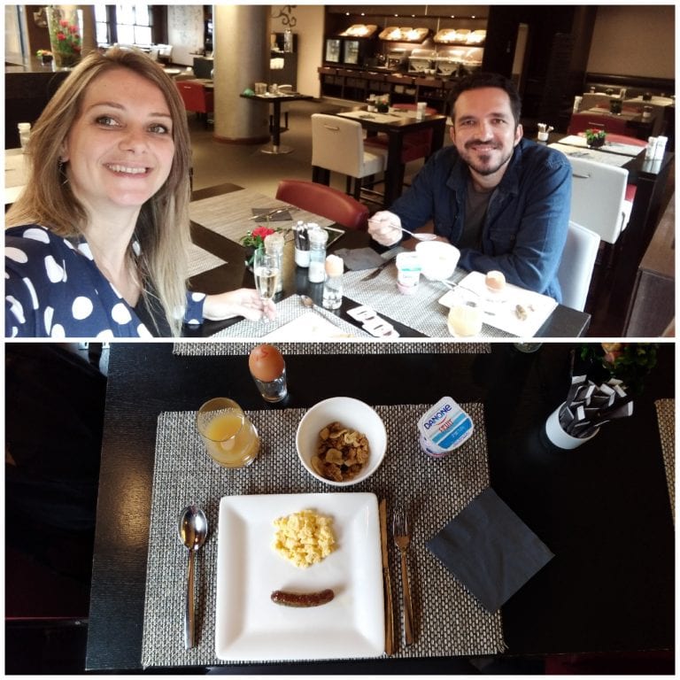 Onde ficar em Bruxelas: hospede-se com qualidade e preço justo no Martin's Brussels Hotel 12 Café da manhã com direito a tacinha de champagne