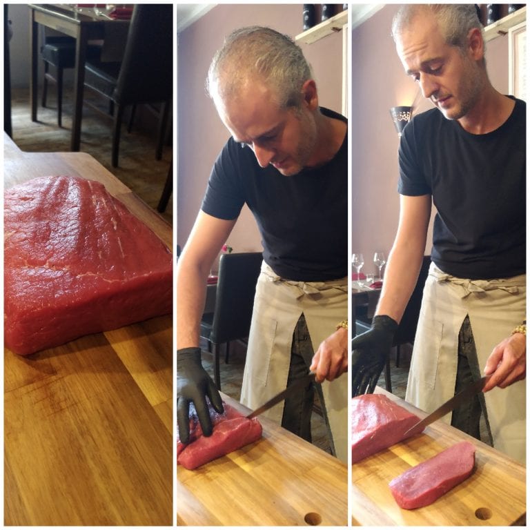 O dono/chef vem até a mesa e prepara a carne