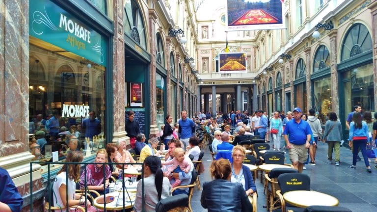 Mokafé Taverne à direita, localizado dentro da Galeria du Roi