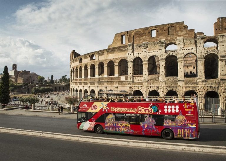 Ônibus de turismo em Roma