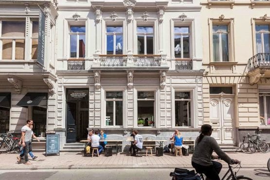 Fachada de um prédio histórico onde fica a Balls & Glory de Gent