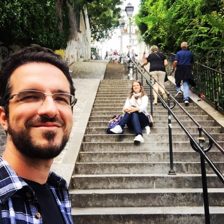 O que fazer em Paris: roteiro de 5 dias (ou mais) na capital da França 27 Uma das escadarias que levam até o alto de Montmartre