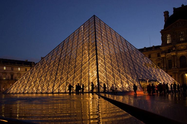 Piramide do Louvre iluminada a noite