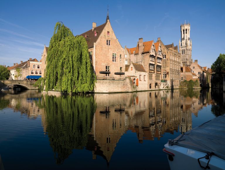 Brugge Bélgica, casa colorida na cidade velha de Brugge, jovem mulher livre  na cidade pelo velho