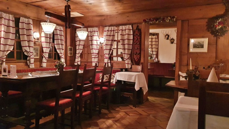 Ambiente rústico e aconchegante no Challi-Stübli Grindelwald, um dos restaurantes do Kreuz & Post