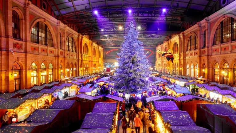 Árvore de Natal decorada com mais de 7.000 cristais Swarovski: atração do mercado de Natal em Zurique (foto: lenews.ch)