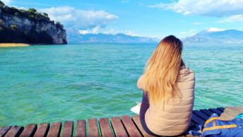No deck à beira do Lago di Garda, em Sirmione
