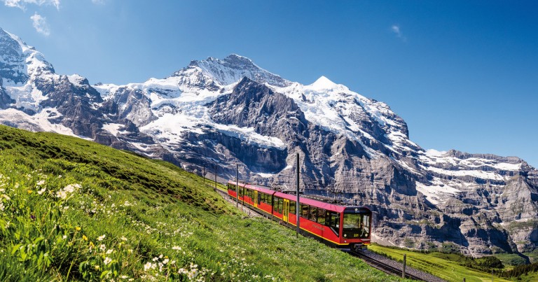Trem da Jungfrau na paisagem alpina da Suíça