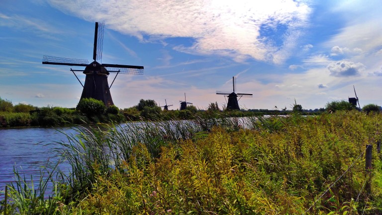 Antigo moinho de vento de madeira em um dia ensolarado. antigo moinho  holandês tradicional.