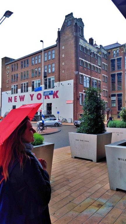 Com o guarda-chuva em frente ao Hotel New York Rotterdam