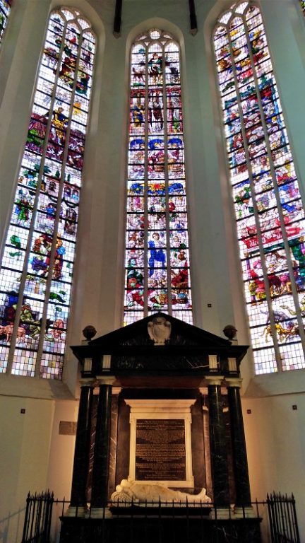 Oude Kerk - vitrais no ambiente interno