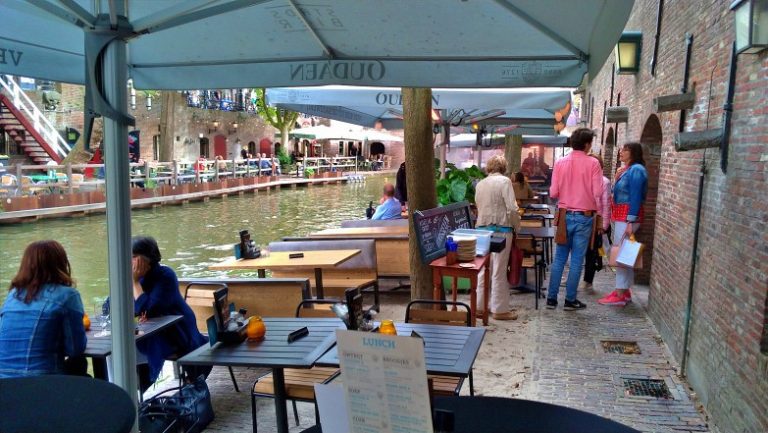 Stadskasteel Oudaen: ambiente à beira do canal