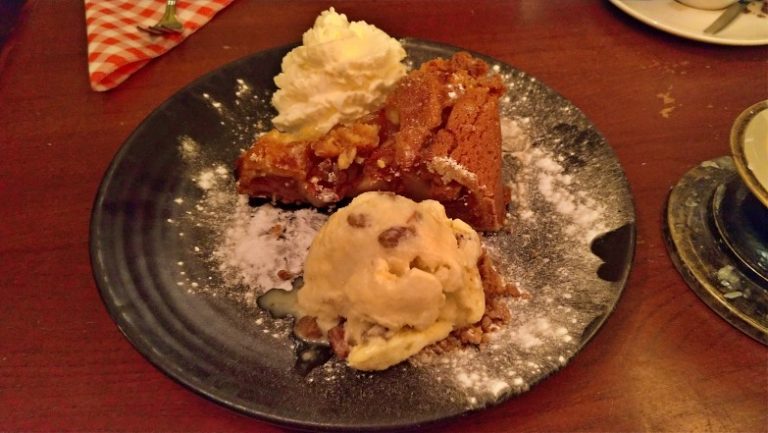 Foto da torta de maçã com sorvete e chantili