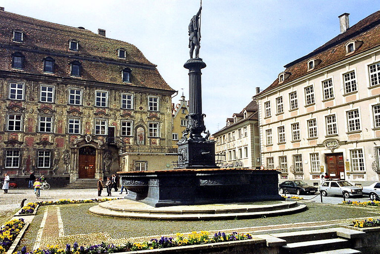 Marktplatz em Lindau: Haus zum Cavazzen  e a fonte Neptunbrunnen | Foto: Bayreuth2009 / CC BY