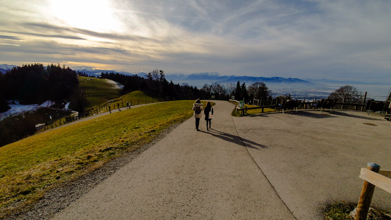 O que fazer em Bregenz, na Áustria: o encontro da montanha com o Lago Constança (Bodensee) 11 chai seguindo pela trilha acompanhada de uma mulher