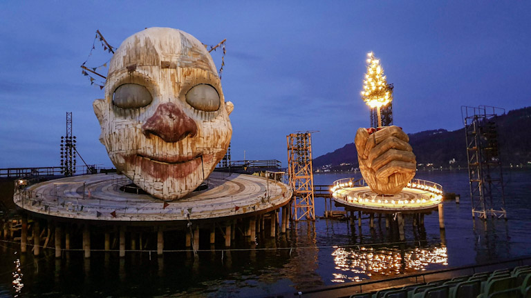 O que fazer em Bregenz, na Áustria: o encontro da montanha com o Lago Constança (Bodensee) 47 Bregenzer Festspiele: palco montado sobre o lago para a ópera Rigoletto de Giuseppe Verdi