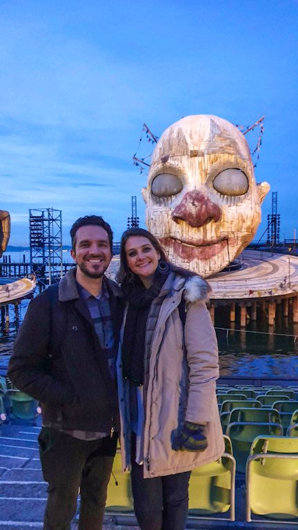 O que fazer em Bregenz, na Áustria: o encontro da montanha com o Lago Constança (Bodensee) 48 Bregenzer Festspiele: encontramos o palco montado para a temporada da ópera Rigoletto de Giuseppe Verdi.