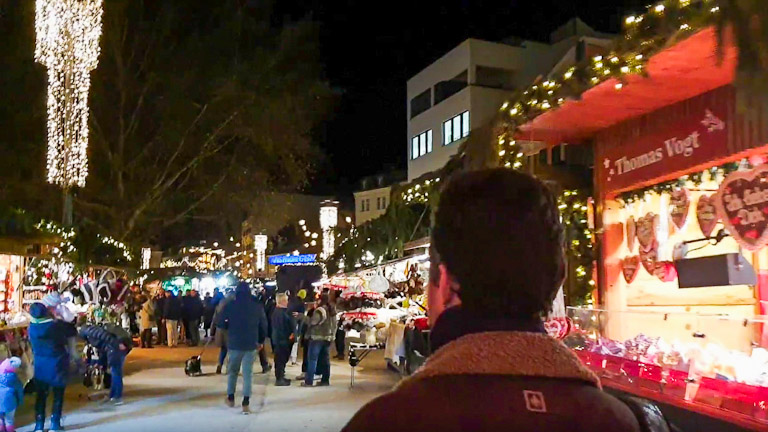 Augusto de costas entrando no Mercado de Natal de Bregenz