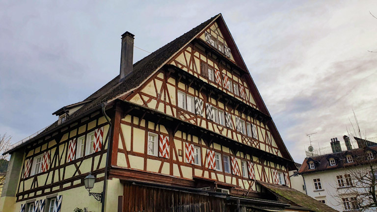 O que fazer em Bregenz, na Áustria: o encontro da montanha com o Lago Constança (Bodensee) 38 altes rathaus von bregenz - antiga prefeitura de Bregenz localizada na Cidade Alta