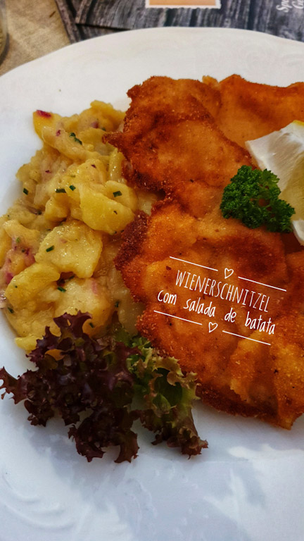 Pfänderdohle Gasthaus: : Wienerschnitzel com salada de batata