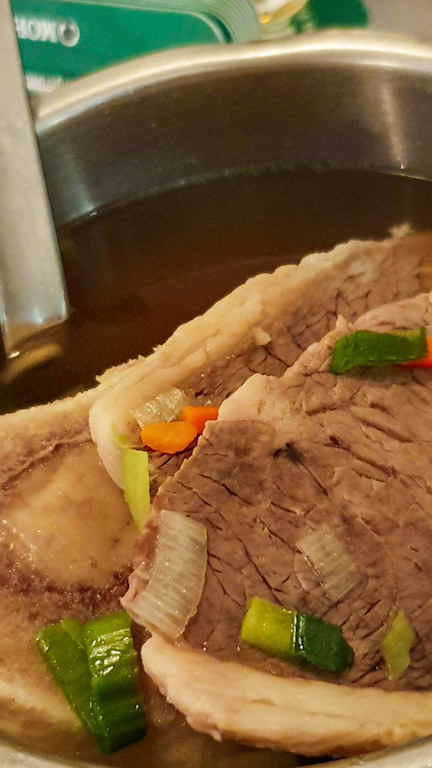 Gasthaus Goldener Hirschen: Carne cozida por muitas horas onde o caldo é servido como uma sopa de entrada em uma tigela com fatias de panqueca.