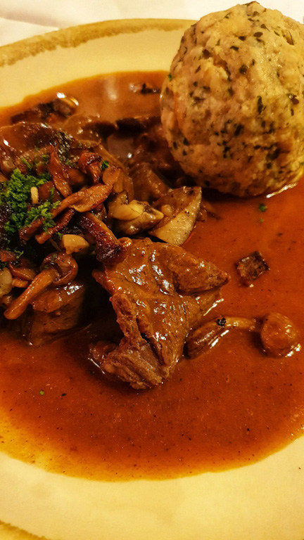 Ragu de carne de caça (veado) com knödel com speck | Gasthaus zum Sünfzen em Lindau