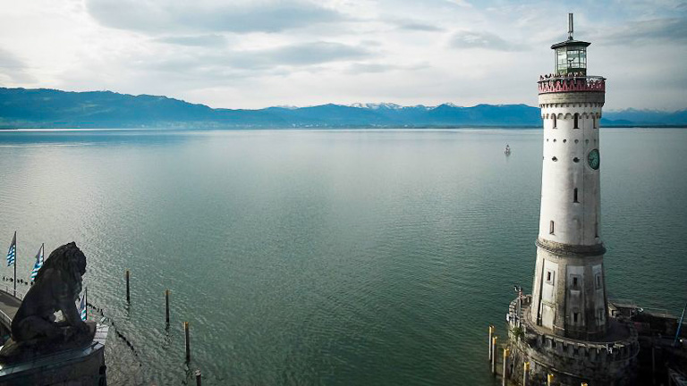 Farol de Lindau: ao lado da Estátua do Leão da Baviera, guarda a entrada do pier.| Foto: © Hari Pulko | Lindau Tourismus