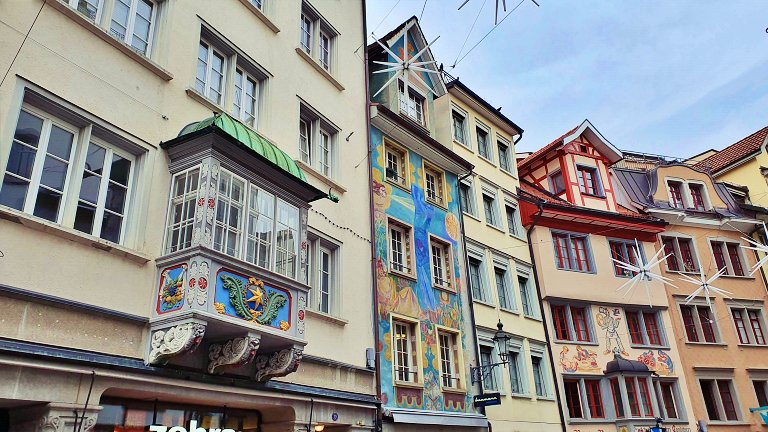 Janelas oriel e fachadas pintadas das casas burguesas antigas