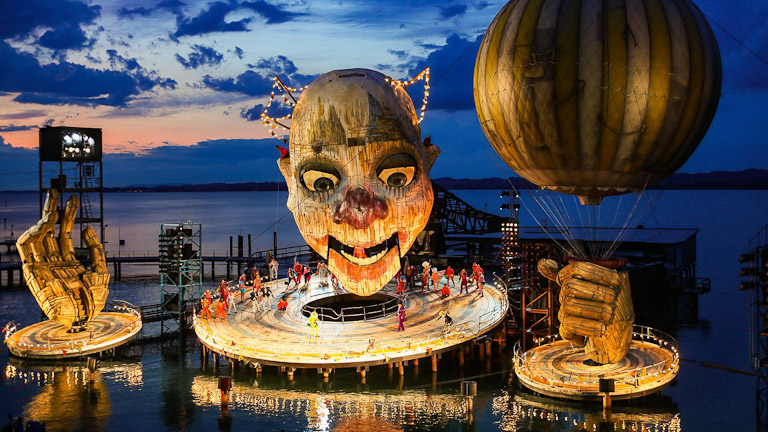 O que fazer em Bregenz, na Áustria: o encontro da montanha com o Lago Constança (Bodensee) 46 Bregenzer Festspiele: palco montado sobre o lago para a ópera Rigoletto de Giuseppe Verdi