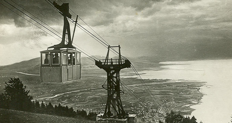 foto antiga em preto e branco do primeiro teleférico em funcionamento