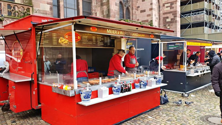 O que fazer em Freiburg, na Alemanha: roteiro de 1 dia no coração da Floresta Negra 26 Freiburger Münstermarkt: barracas de 'Lange Rote' no mercado da Münster | Onde comer em Freiburg