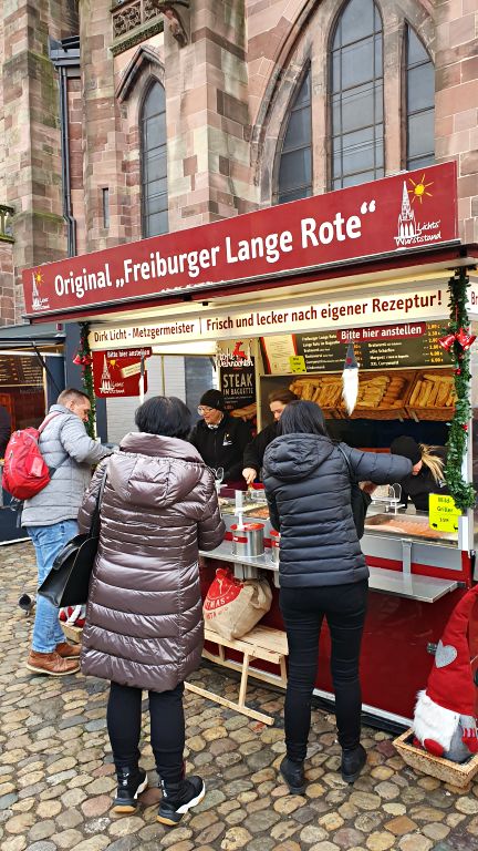 O que fazer em Freiburg, na Alemanha: roteiro de 1 dia no coração da Floresta Negra 25 Freiburger Münstermarkt: barracas de 'Lange Rote' no mercado da Münster | Onde comer em Freiburg