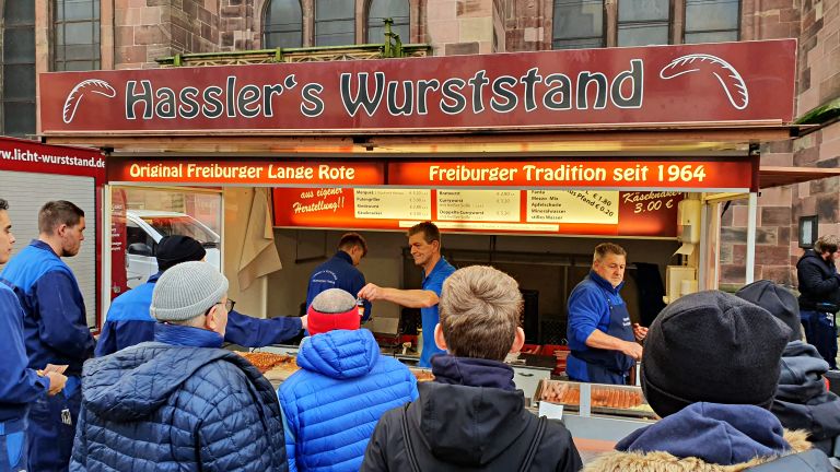 O que fazer em Freiburg, na Alemanha: roteiro de 1 dia no coração da Floresta Negra 24 Freiburger Münstermarkt: barracas de 'Lange Rote' no mercado da Münster | Onde comer em Freiburg