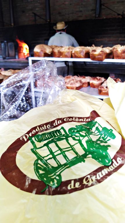 Praça das Etnias em Gramado: produção de pães e cucas nos fornos